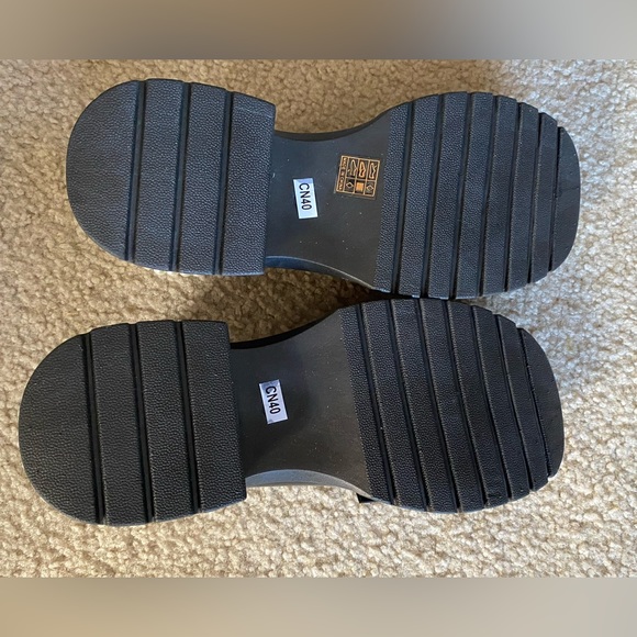 Shoes with Bows and Pearl ankle detail. Sz 40 - Picture 3 of 5